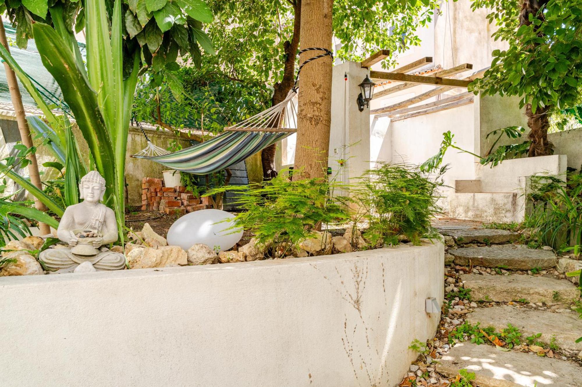 Fragrant Garden Apartment *