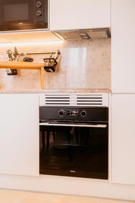 Orange House - Beautiful Two-bedroom 1d Apartment *