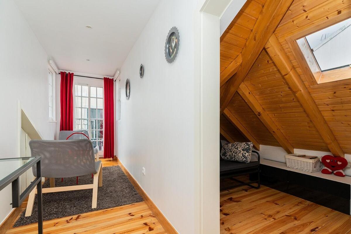 Apartment Attic With Balcony In Bairro Alto *