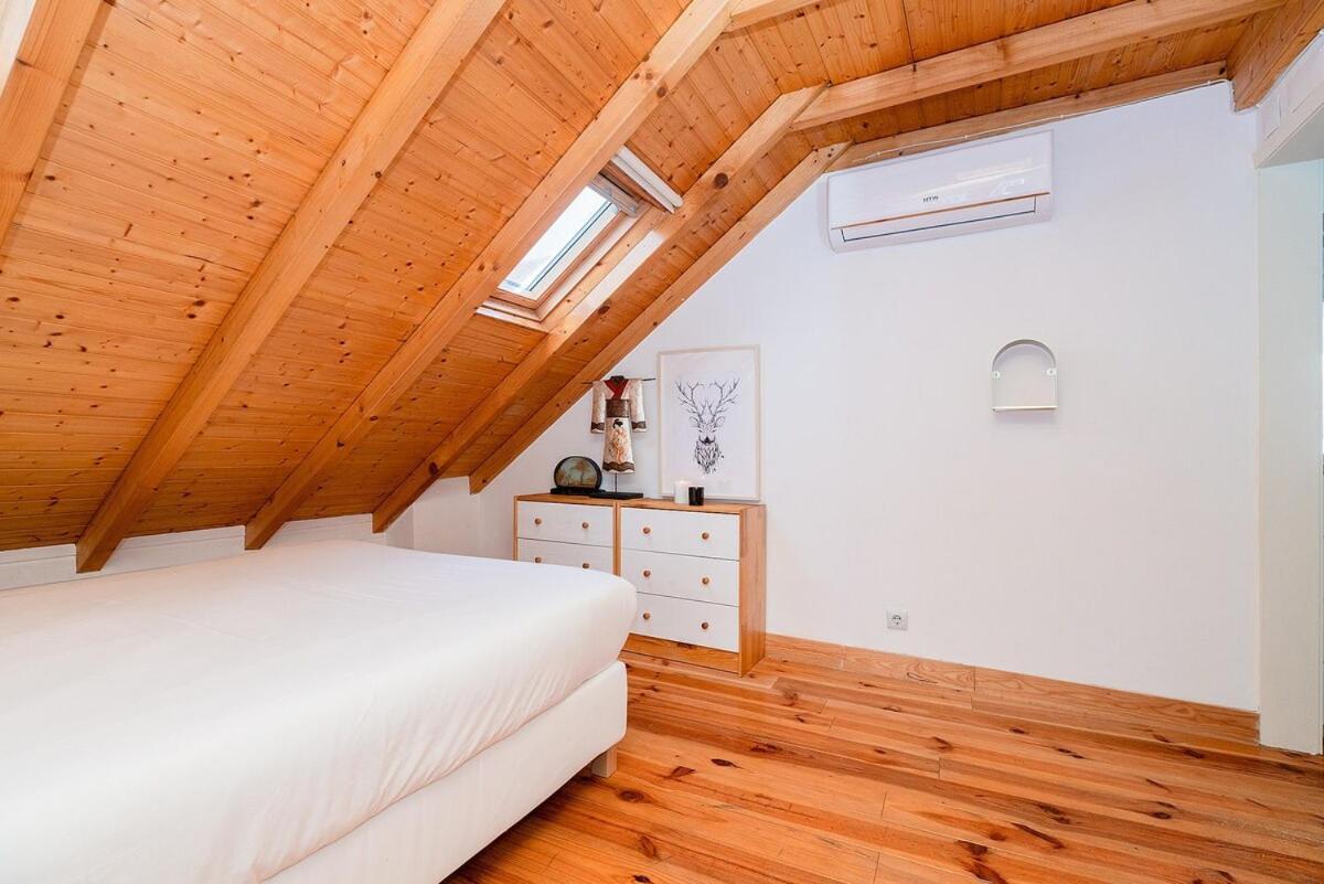 Attic With Balcony In Bairro Alto Apartment Lisbon