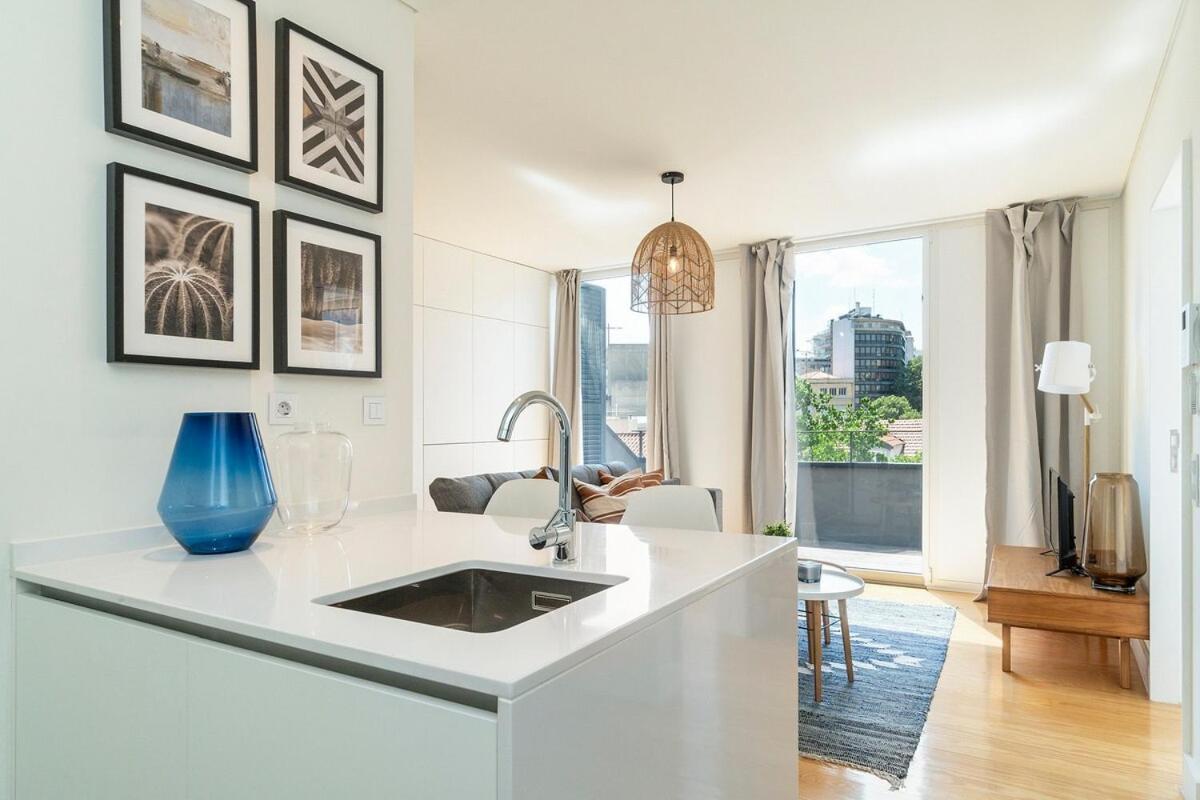 Apartment Modern 1 Bedroom With Balcony