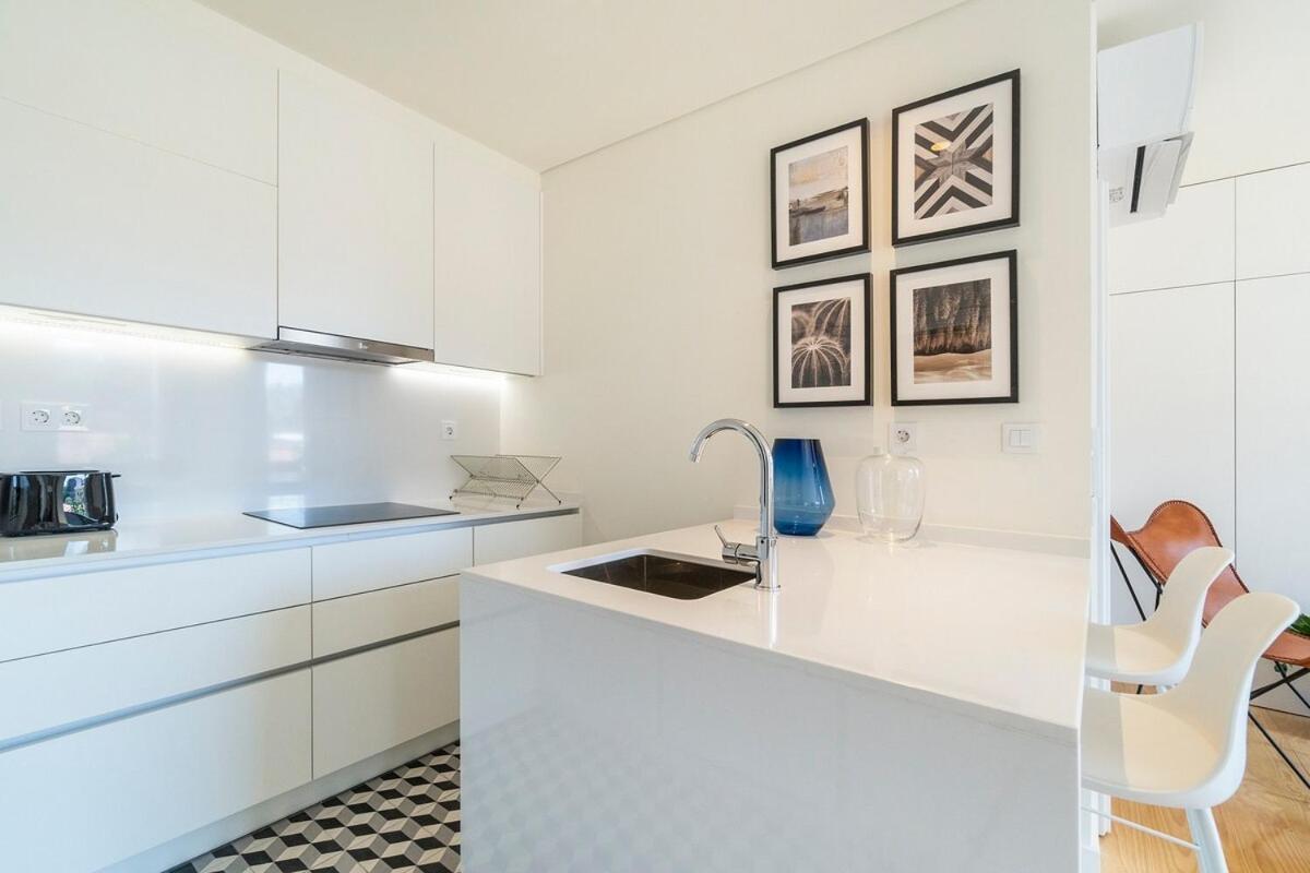 Modern 1 Bedroom With Balcony Apartment