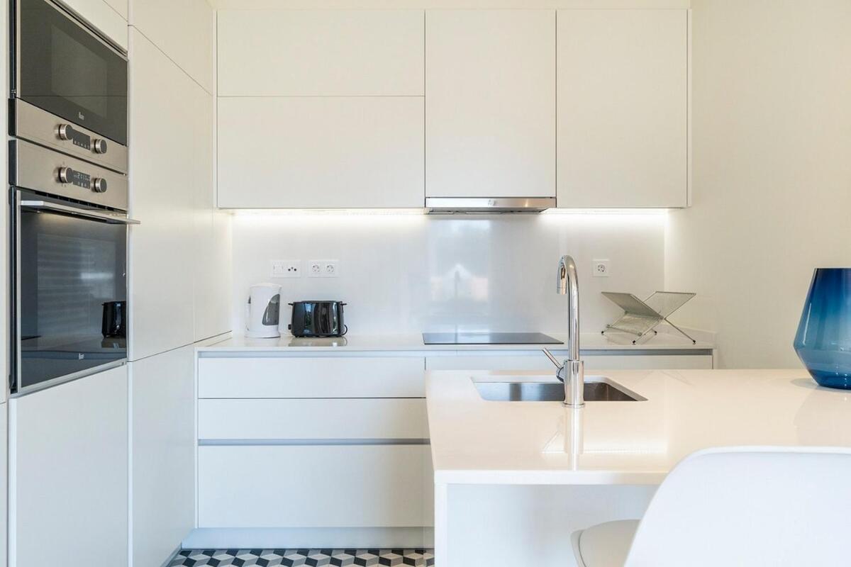 Modern 1 Bedroom With Balcony Apartment *