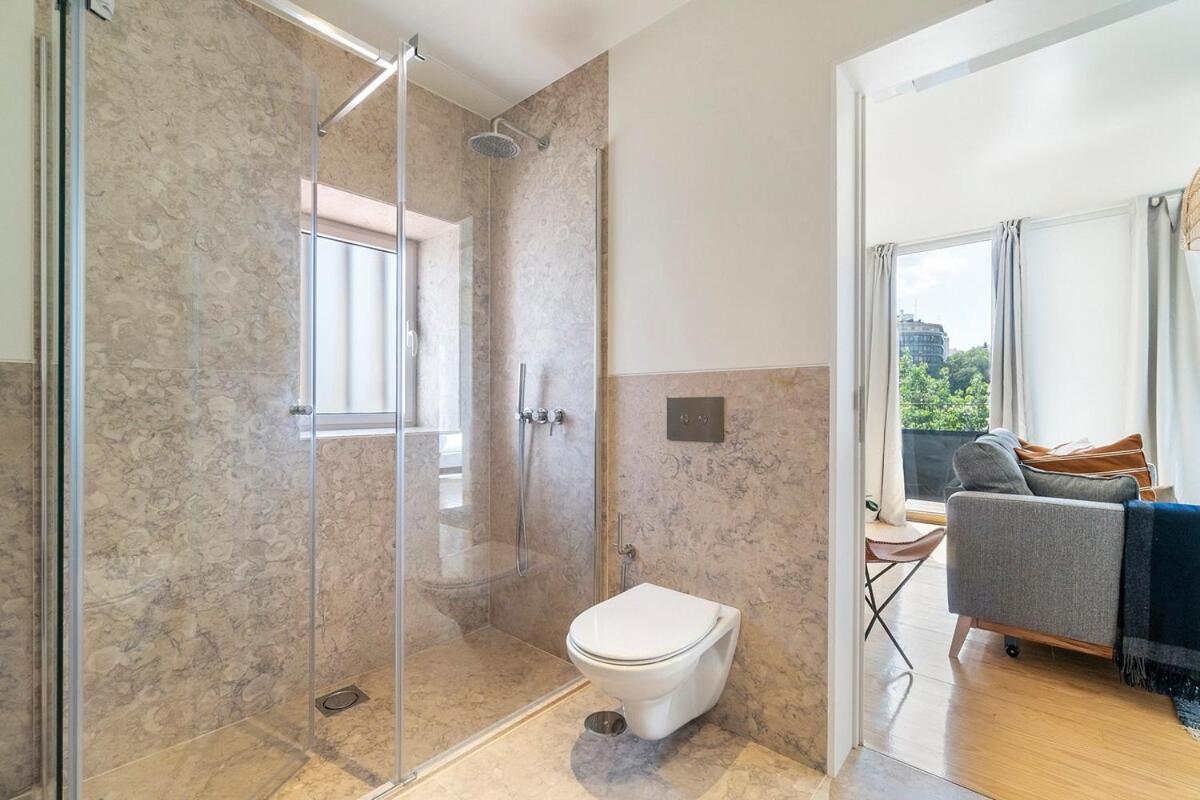 Modern 1 Bedroom With Balcony *