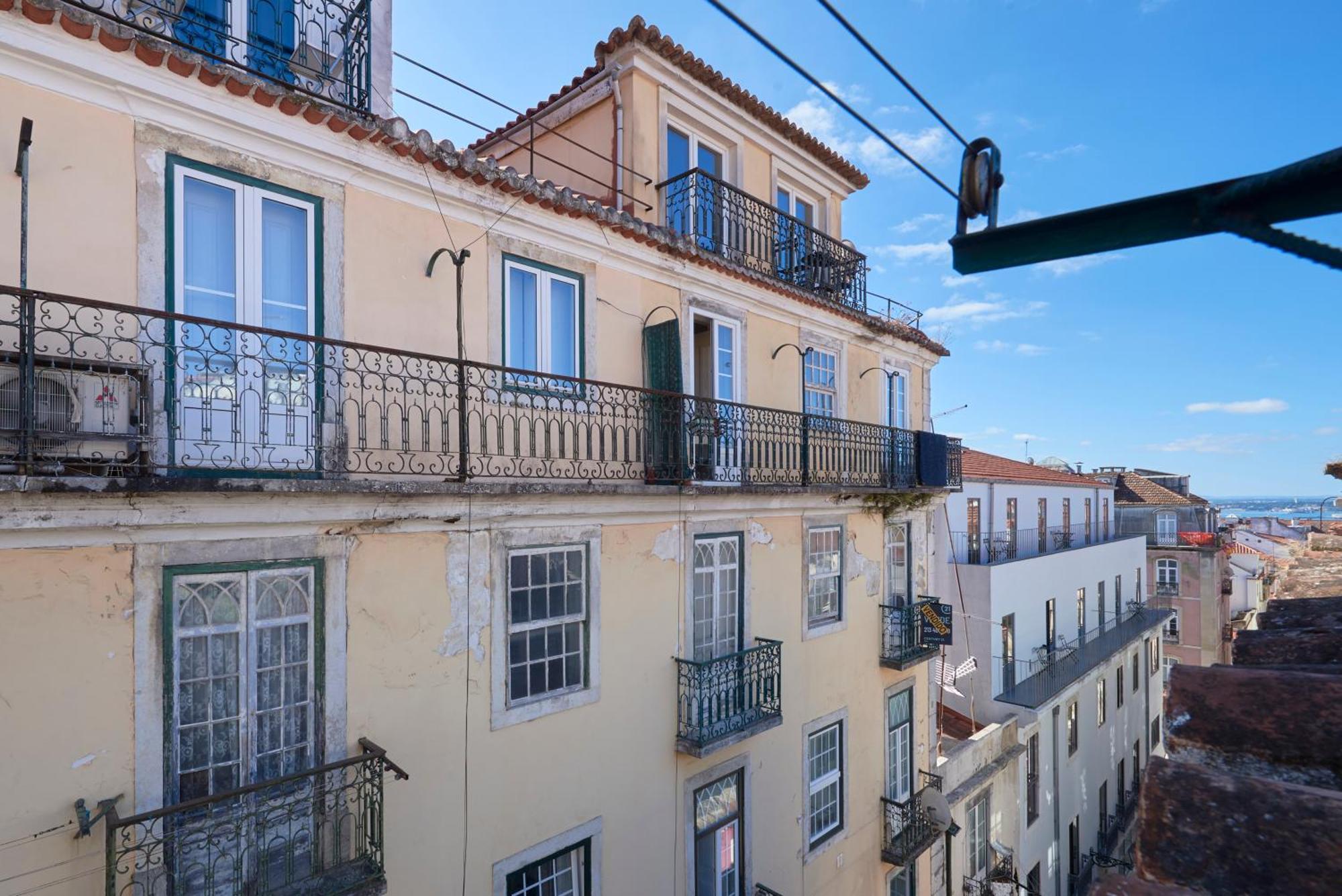 Bairro Alto Nightlife Hub, By Timecooler *