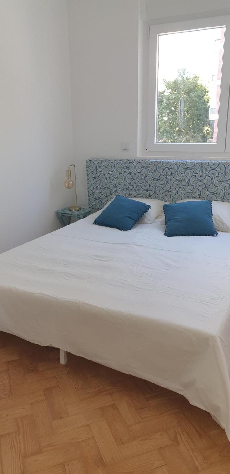 5min Walk To Subway & 10min Drive To Airport Apartment