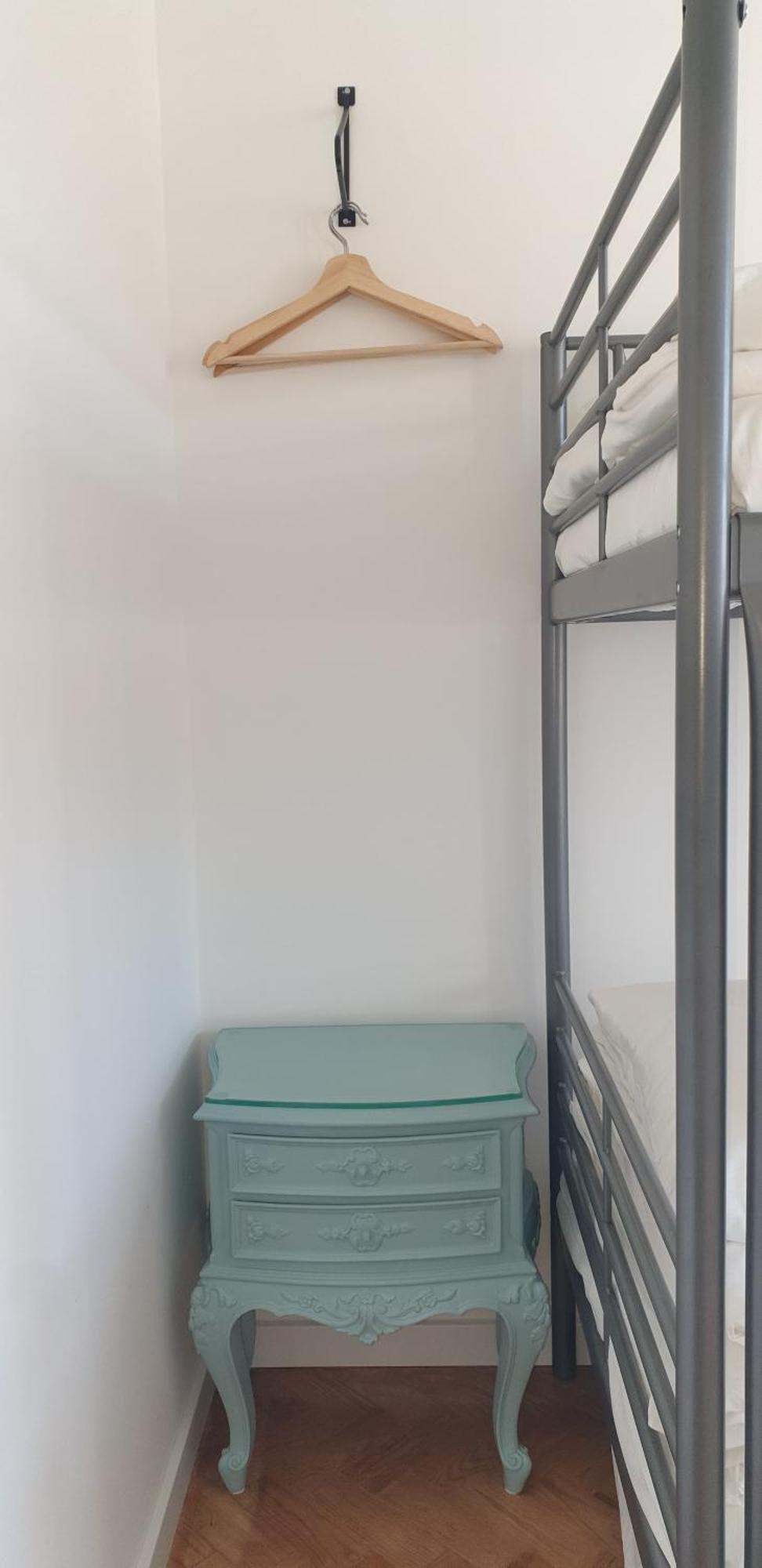 5min Walk To Subway & 10min Drive To Airport Apartment
