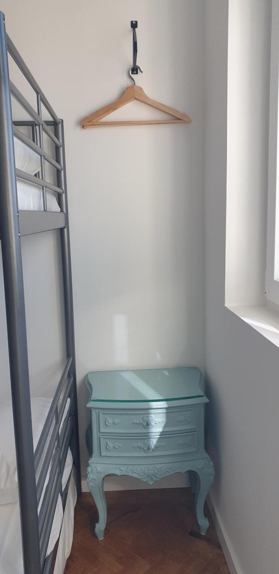 5min Walk To Subway & 10min Drive To Airport Apartment