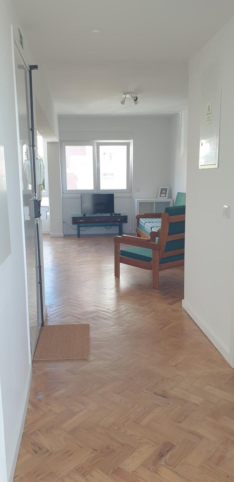 Apartment 5min Walk To Subway & 10min Drive To Airport