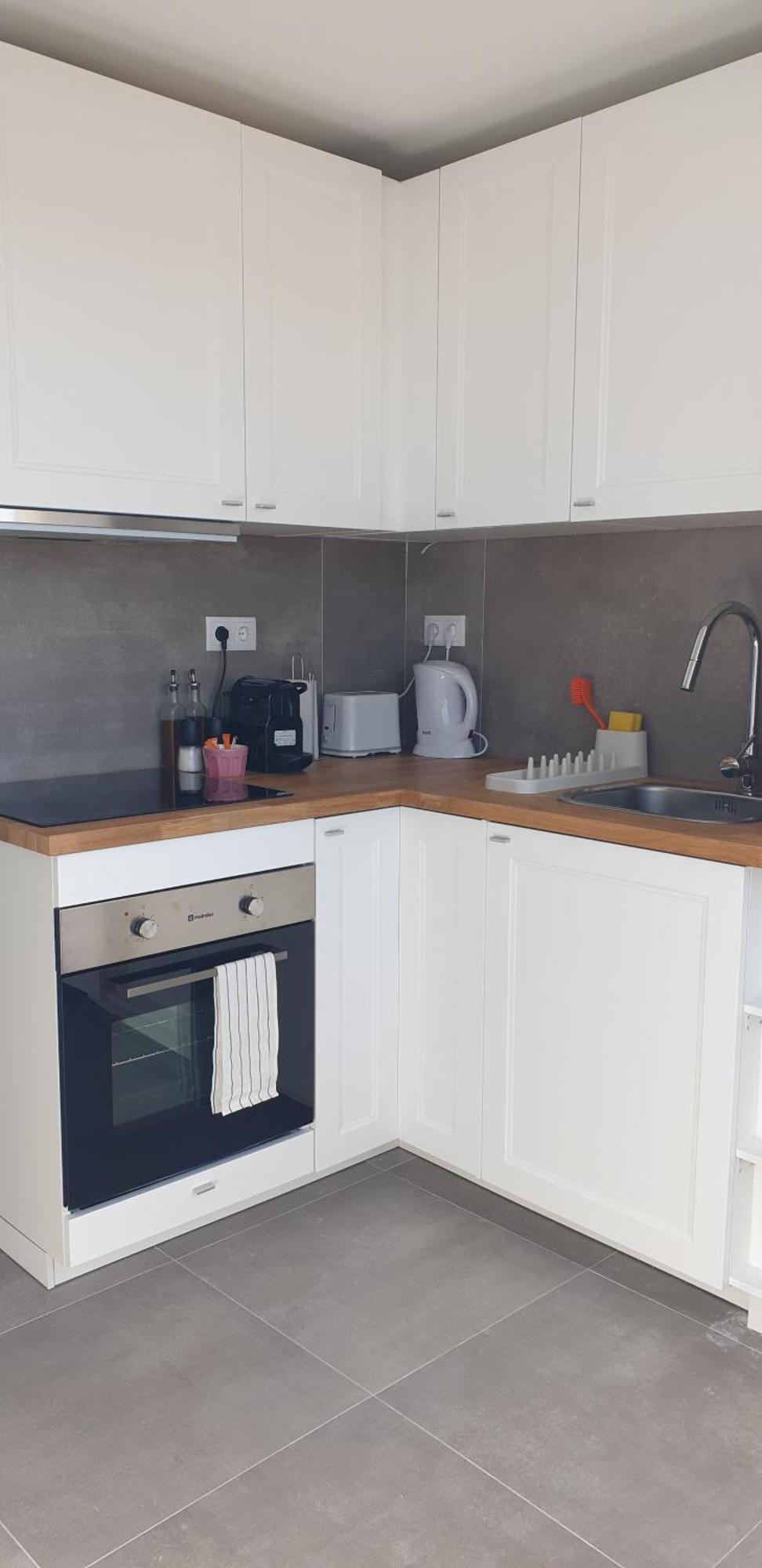 5min Walk To Subway & 10min Drive To Airport Apartment *