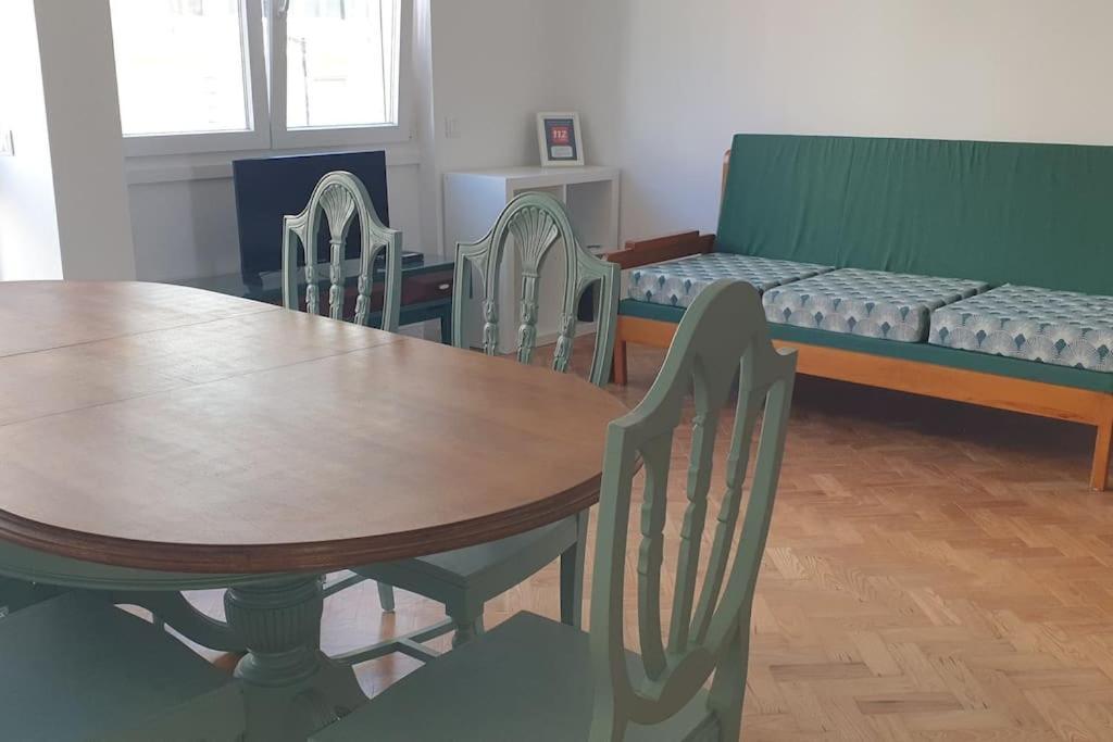 5min Walk To Subway & 10min Drive To Airport Apartment