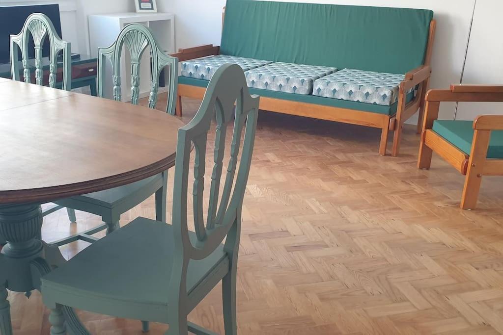 5min Walk To Subway & 10min Drive To Airport Apartment *