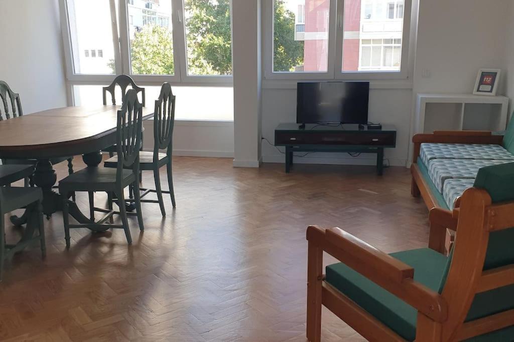 5min Walk To Subway & 10min Drive To Airport Apartment