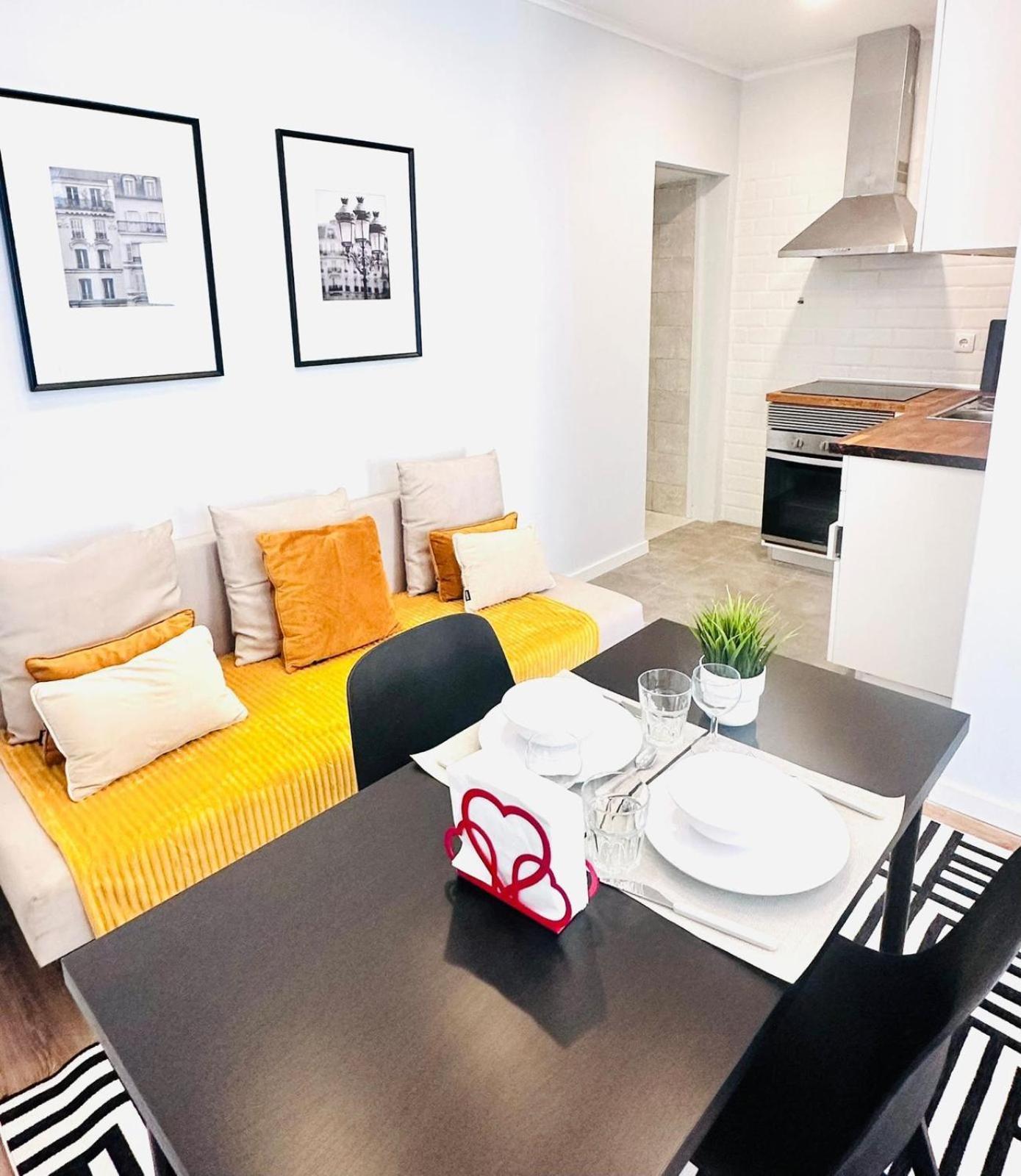 222 Charm For Tourists Apartment