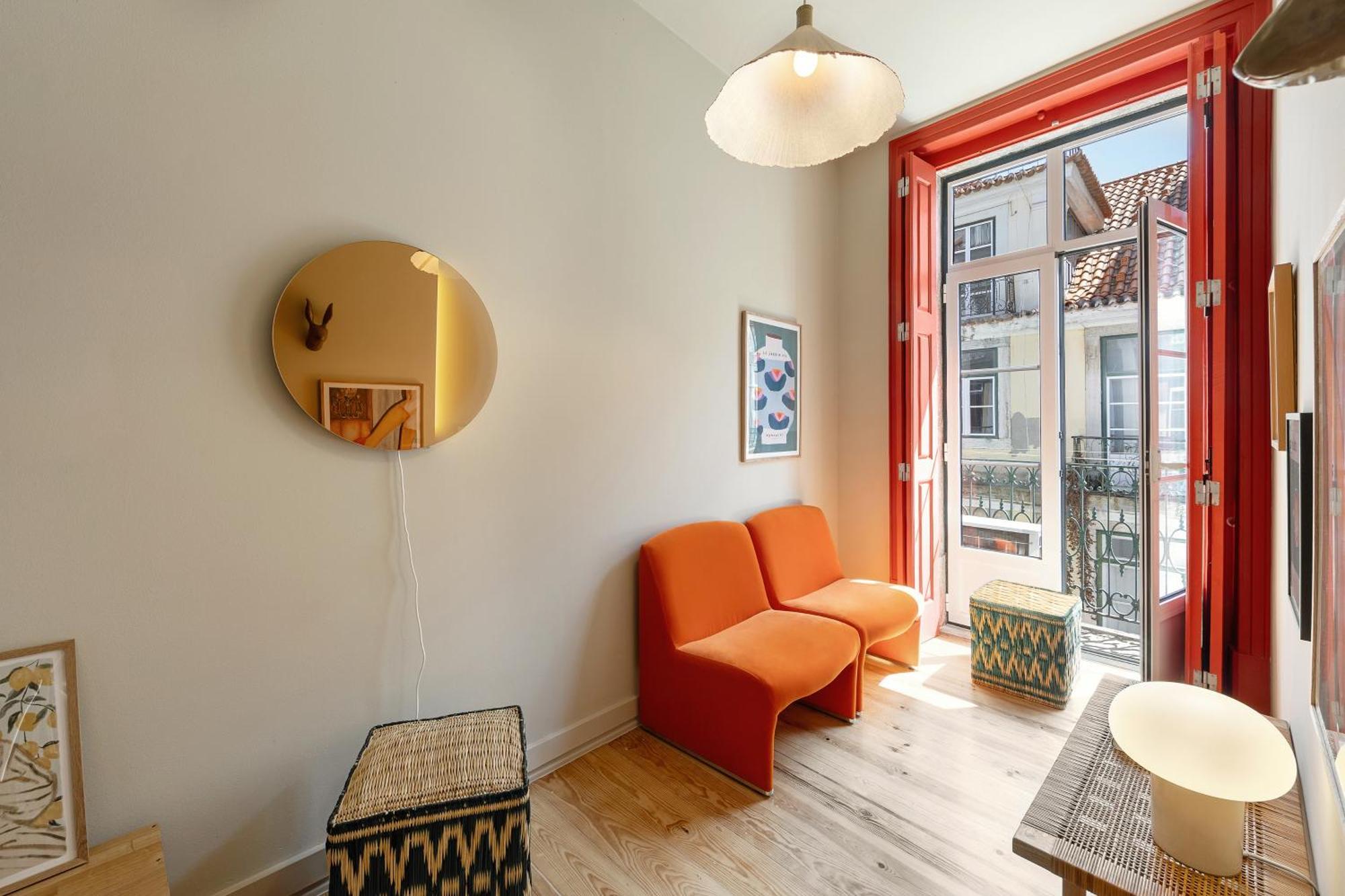 The Traditional Arts Memoir, Downtown Flat With Balcony And Comfort Apartment *