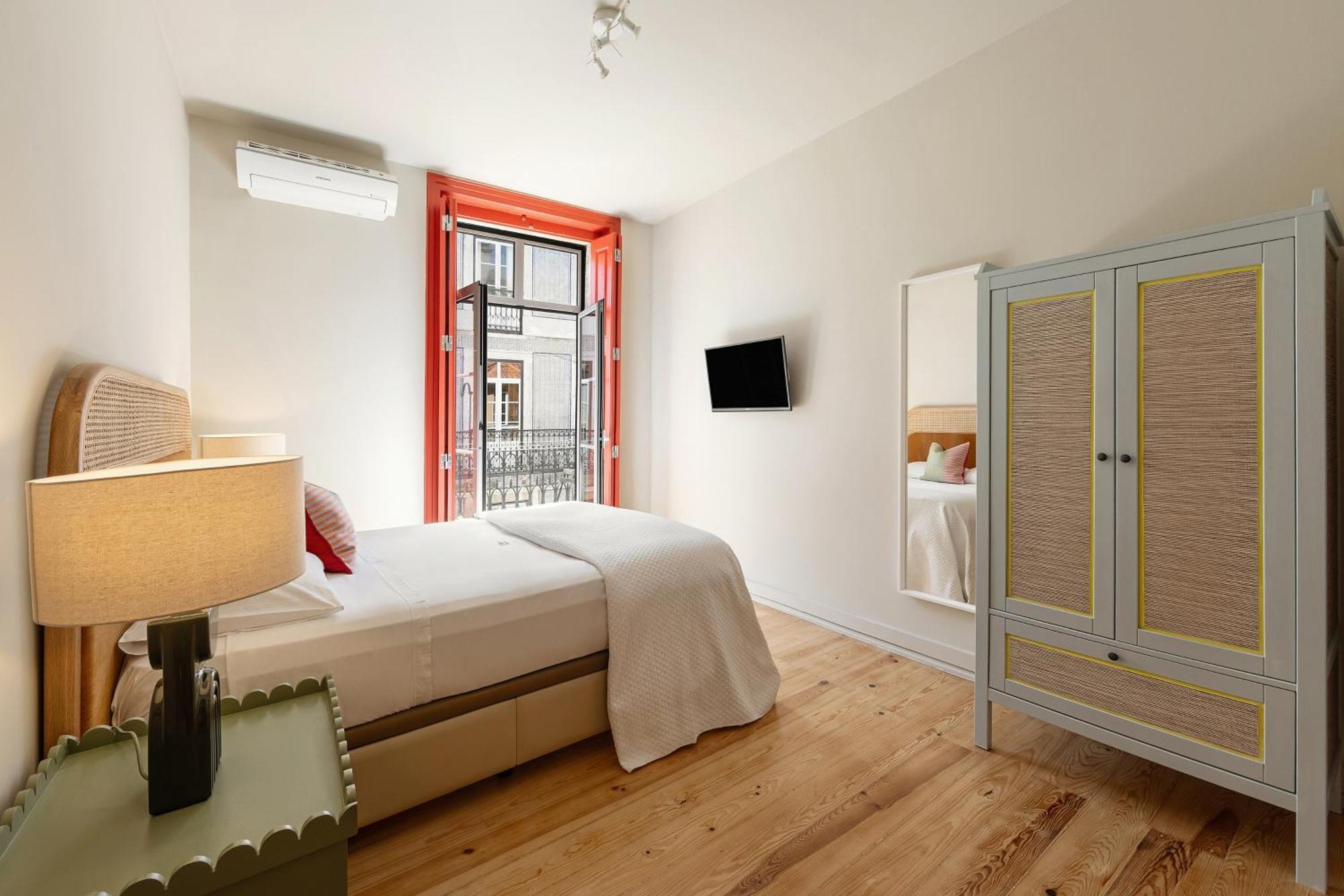 Apartment The Traditional Arts Memoir, Downtown Flat With Balcony And Comfort *