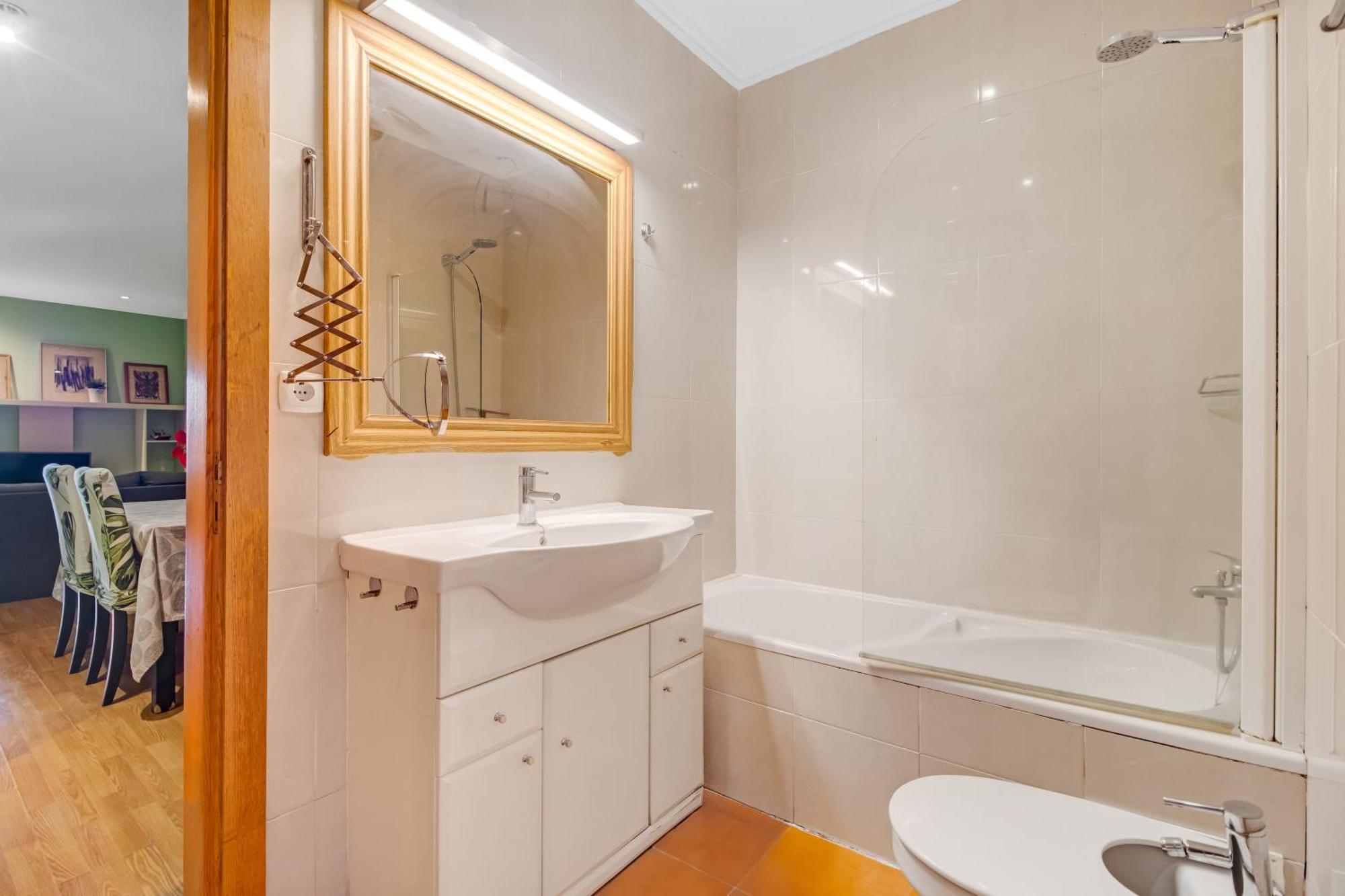 Spacious In Lisbon's Historic Centre 65 M² Parking *