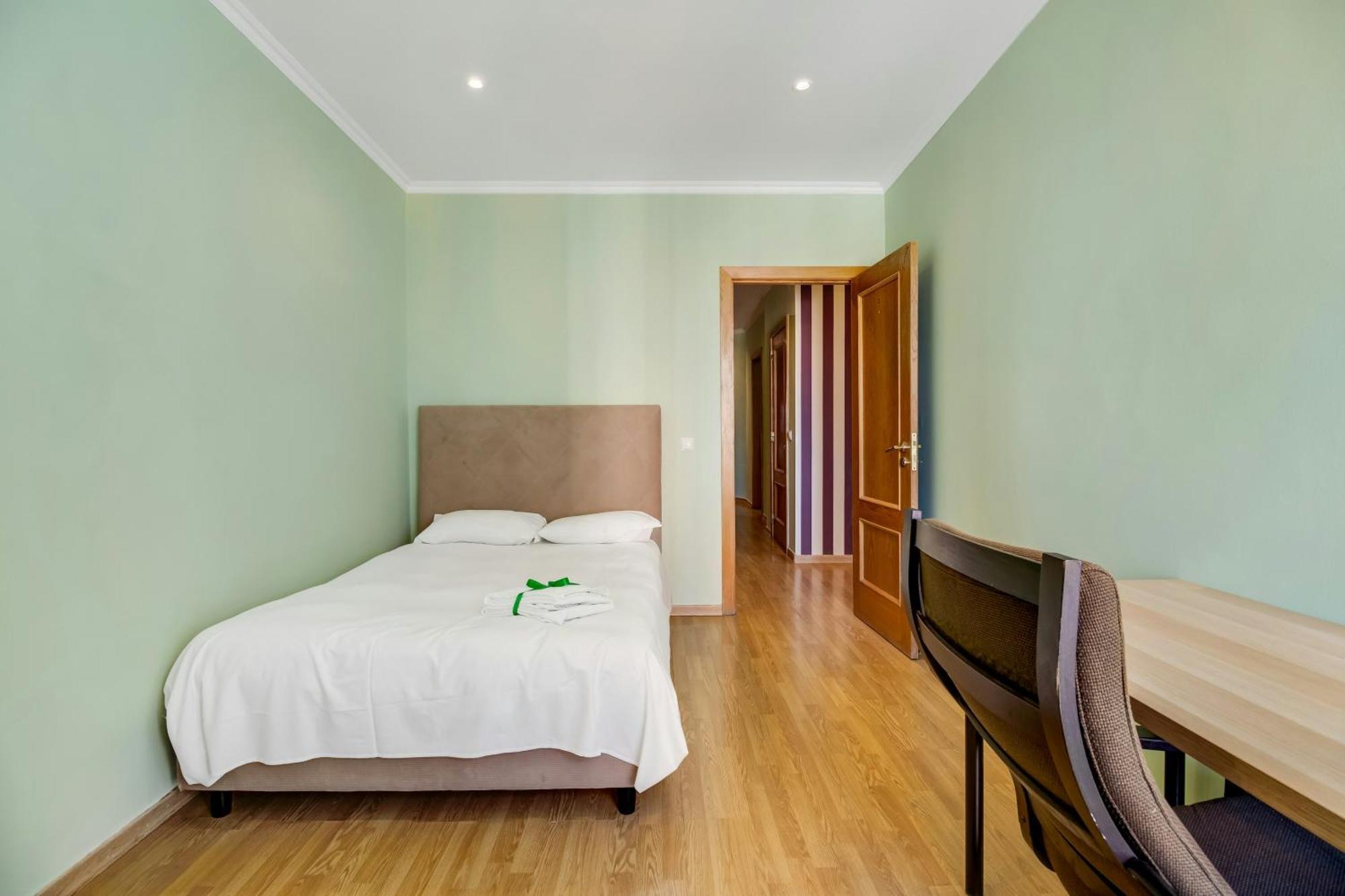 Spacious In Lisbon's Historic Centre 65 M² Parking Apartment