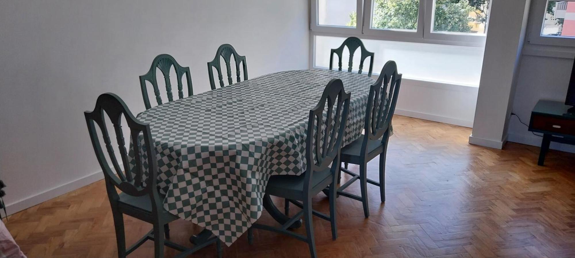 5min Walk To Subway & 10min Drive To Airport Apartment