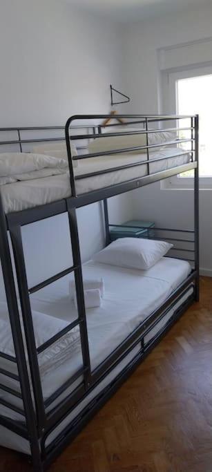 5min Walk To Subway & 10min Drive To Airport Apartment Lisbon