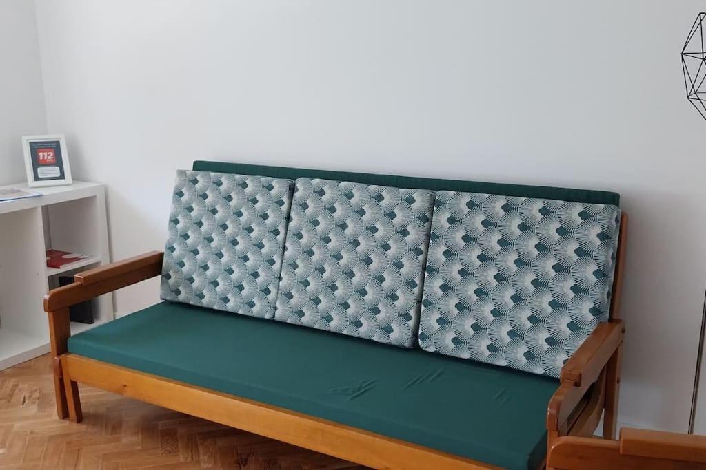 5min Walk To Subway & 10min Drive To Airport Lisbon