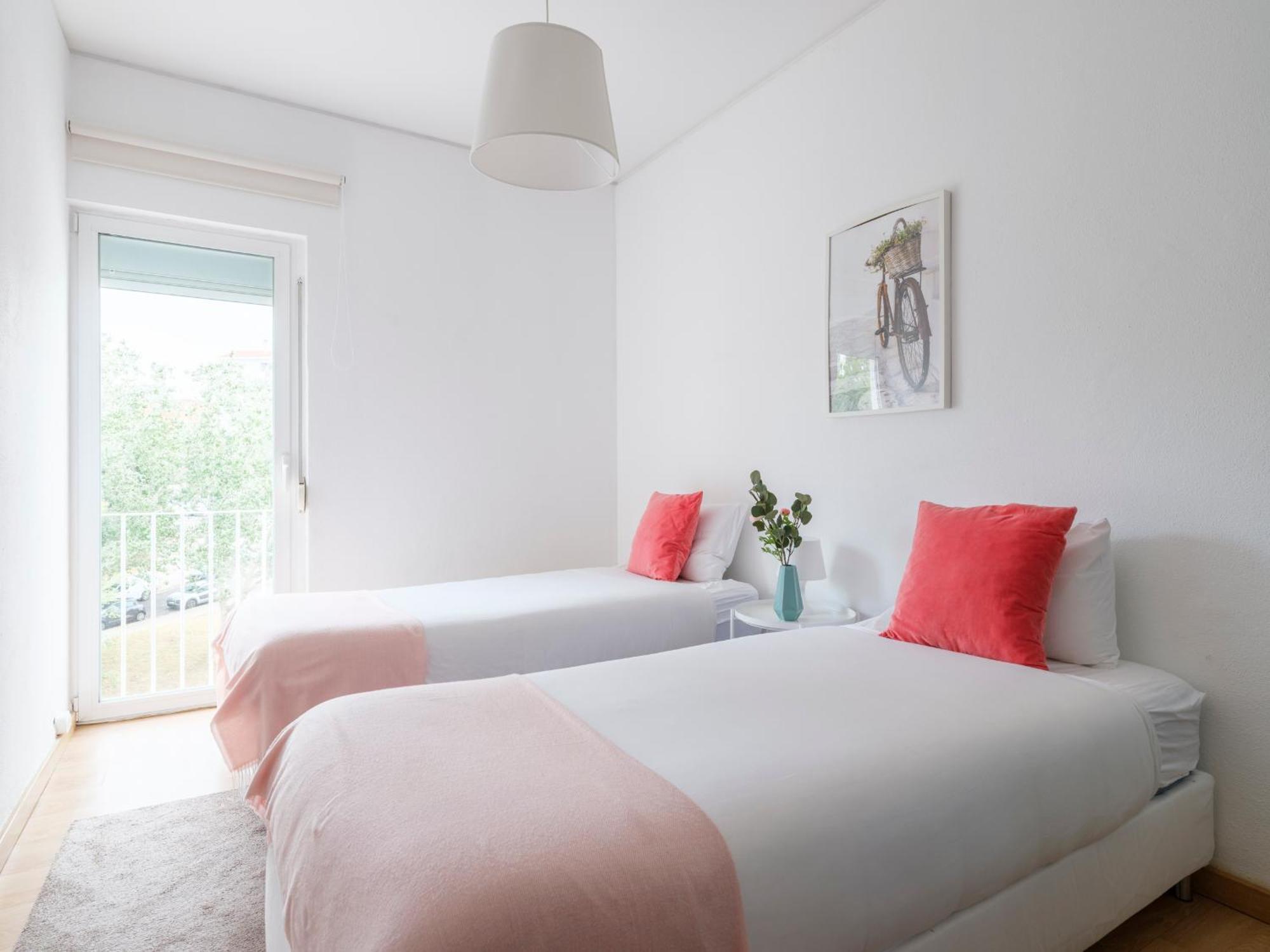 Olivais Spacious Near Airport