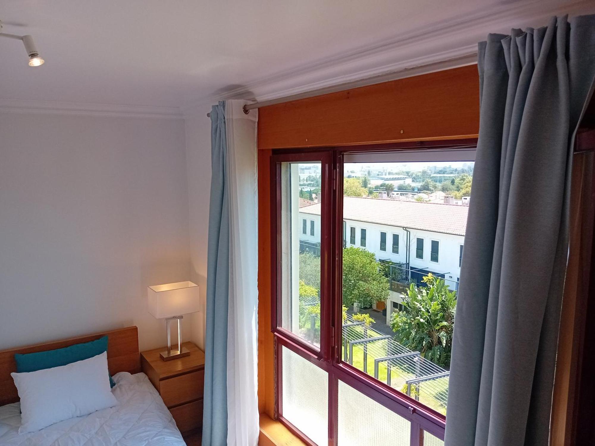 Blue - Metro At Your Door Apartment