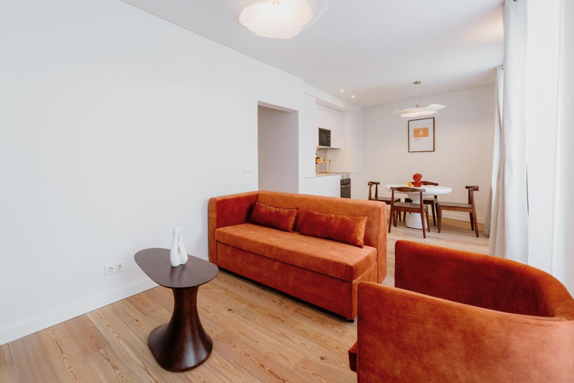 Orange House - Elegant Two-bedroom 1e Apartment *