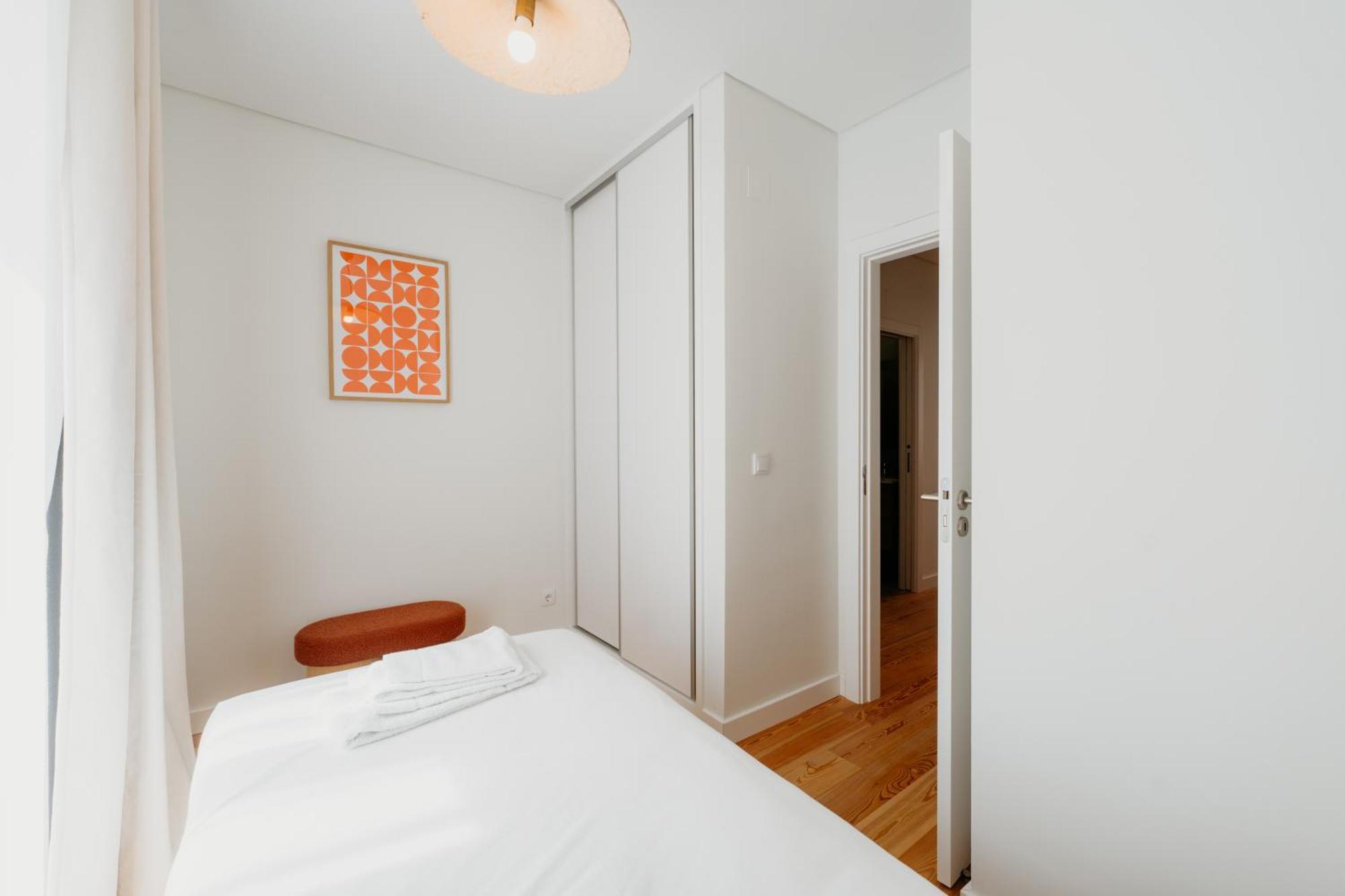 Orange House - Elegant Two-bedroom 1e Apartment *