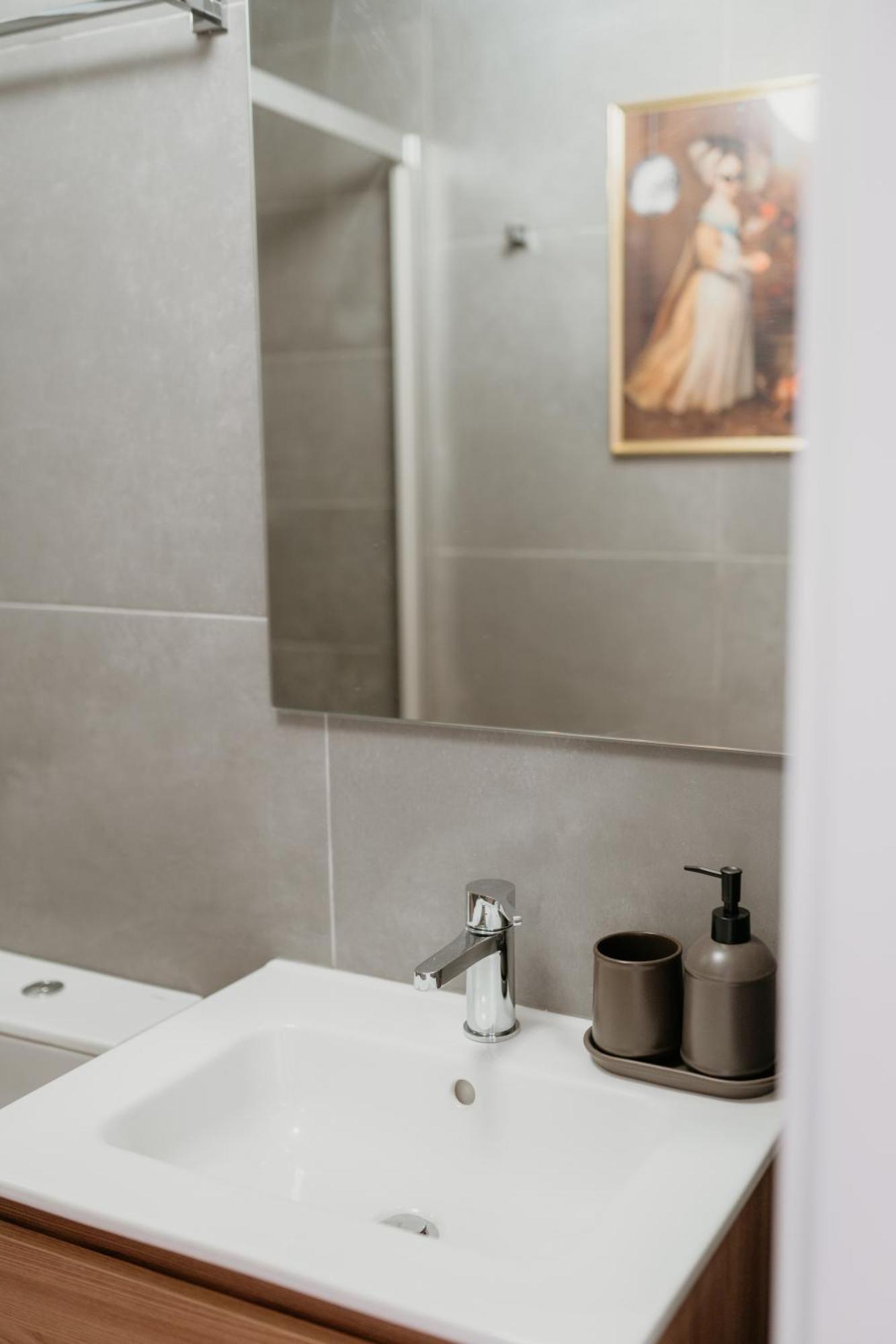 Orange House - Elegant Two-bedroom 1e Apartment