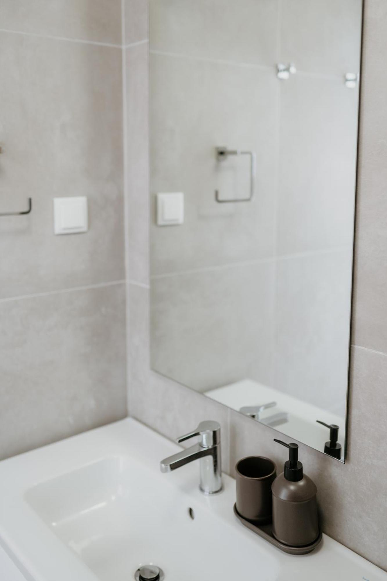 Orange House - Elegant Two-bedroom 1e Apartment Lisbon