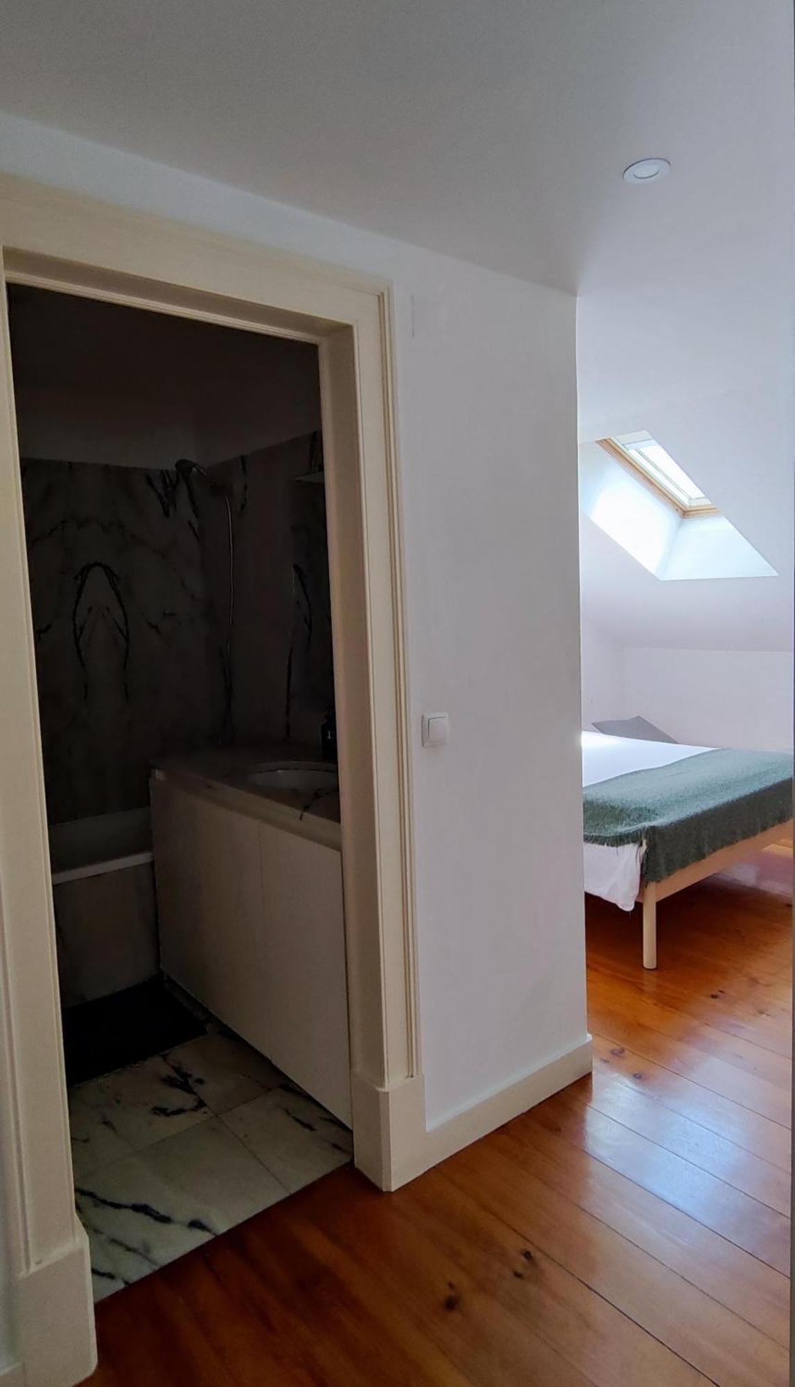 Triplo Com Wc Privativo No Coracao Do Chiado