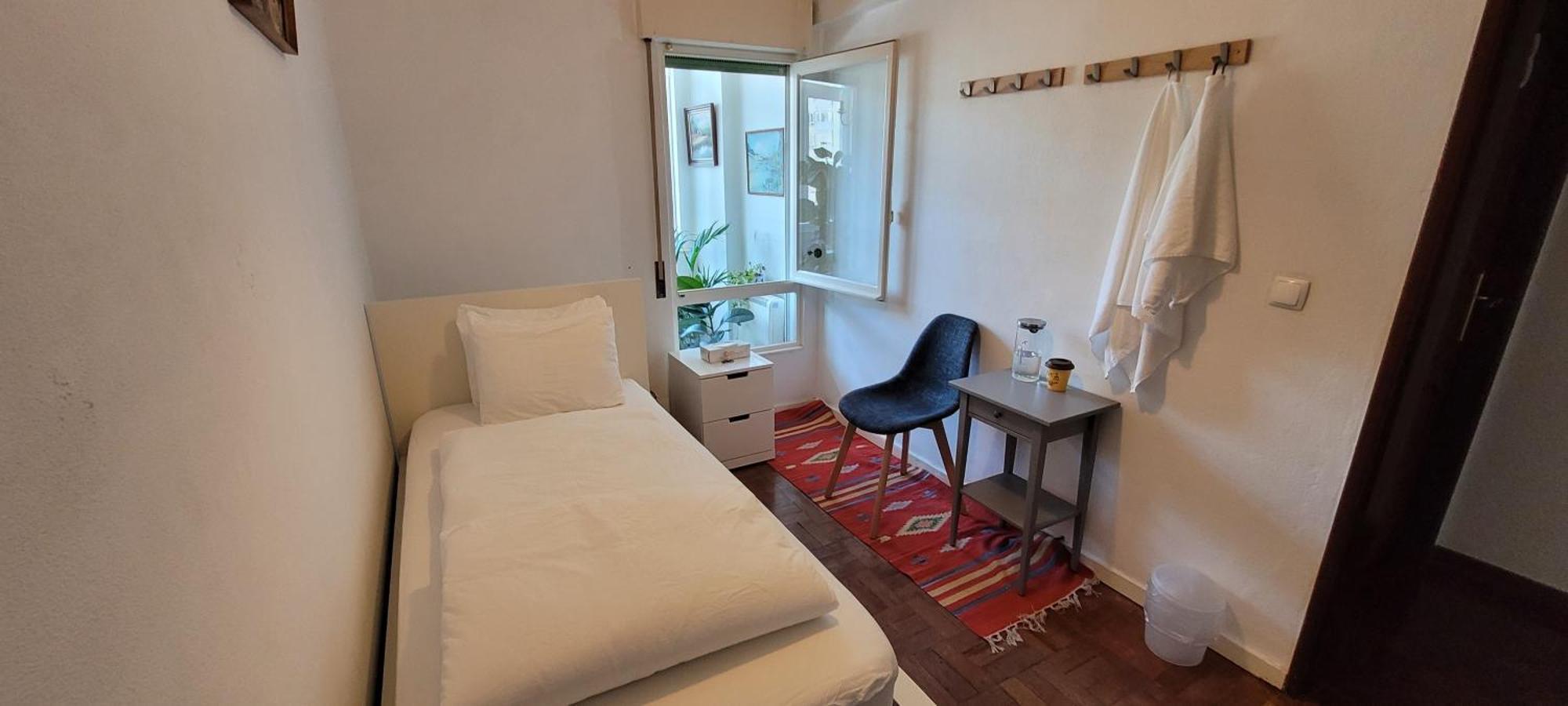 Homestay Cozy Near Airport , Metro And Train Station *
