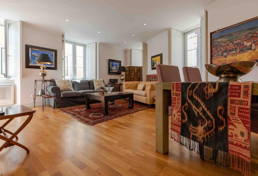 Historical 3 Bedroom Duplex In Apartment Lisbon