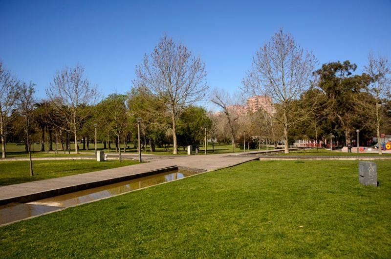 5min Walk To Subway & 10min Drive To Airport Apartment Lisbon