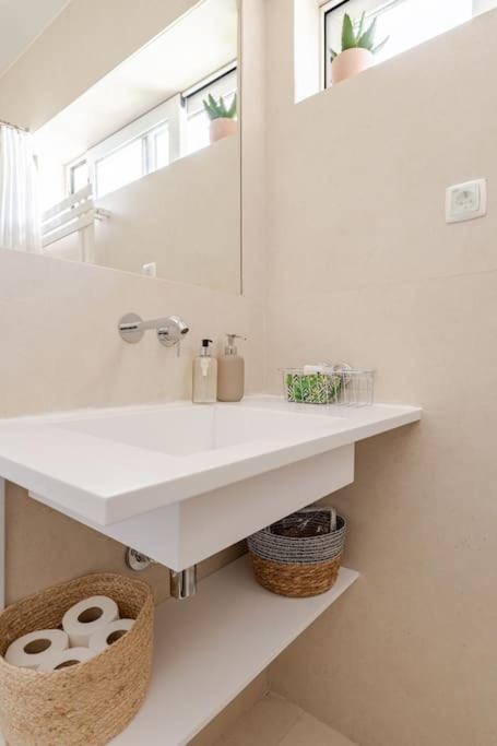 Villa Lx -10m To Downtown,14 Ppl,heatable Pool And Lift Lisbon