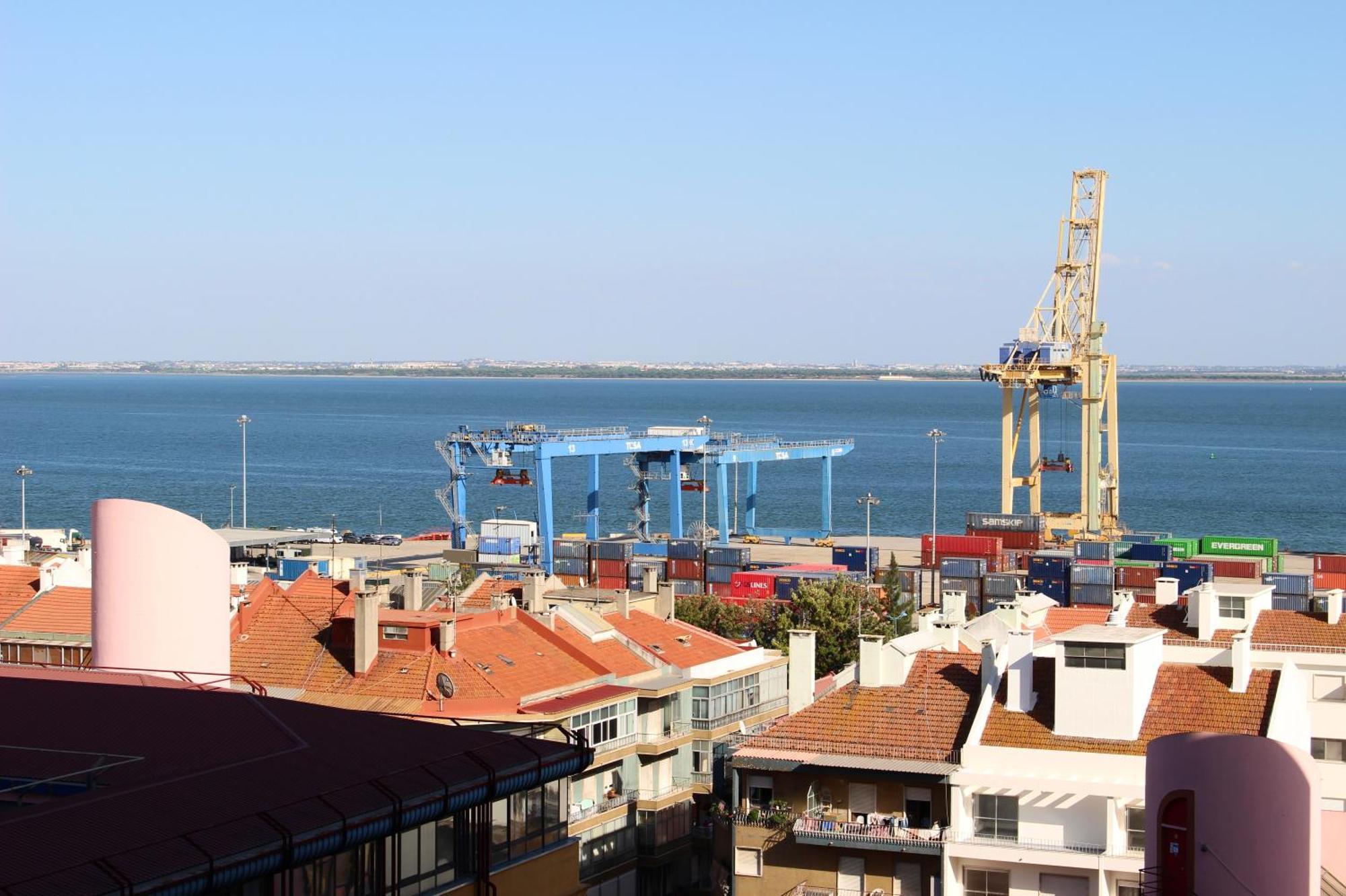 Homestay Modern Gateway With River Views And Sunrise Lisbon