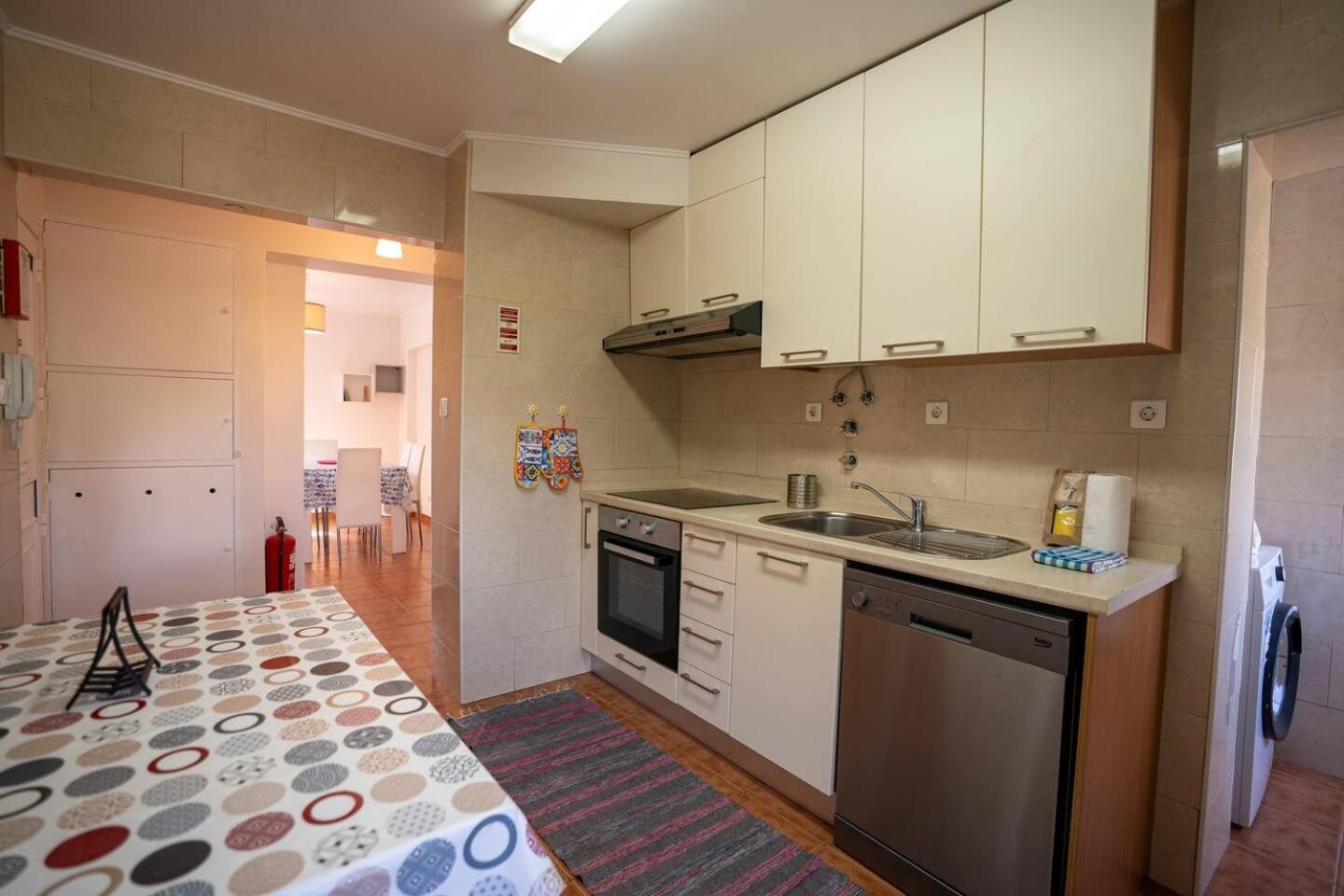 Cozy And Quiet 3-bedroom Flat * Lisboa