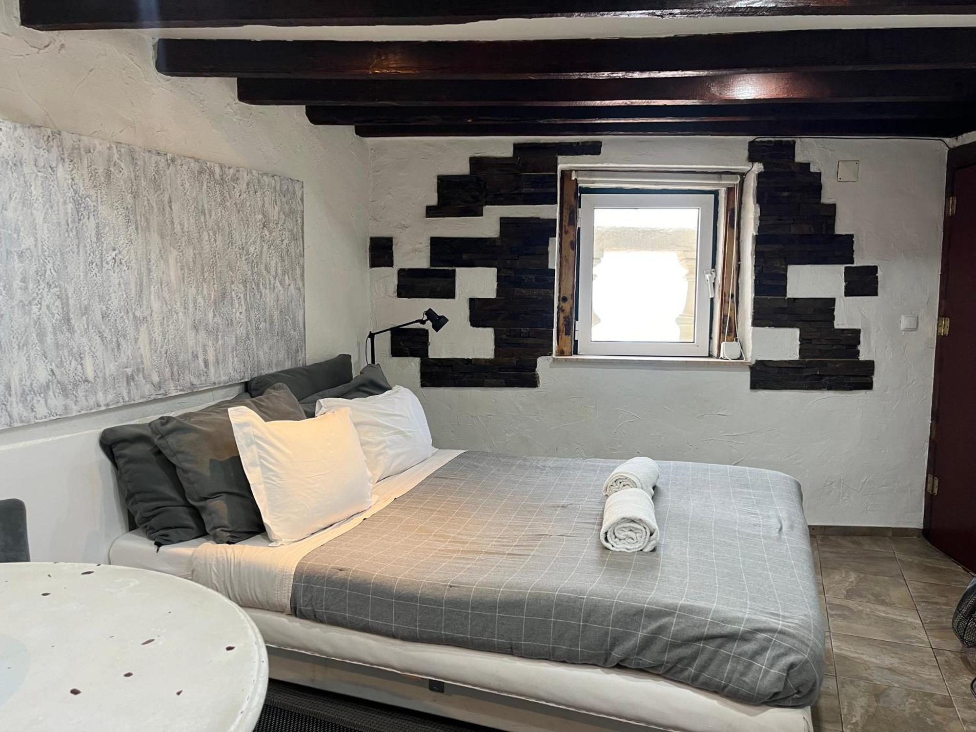 Very Charming Overlooking S Jorge Castel Apartment