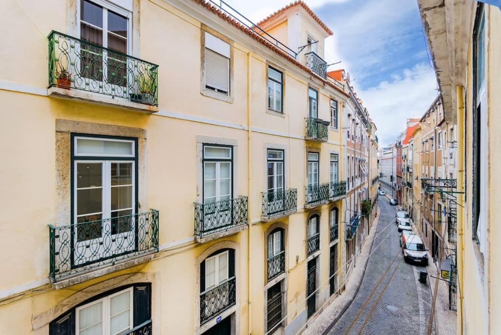 Chiado 1br Flat - Lisbon's Downtown Apartment *
