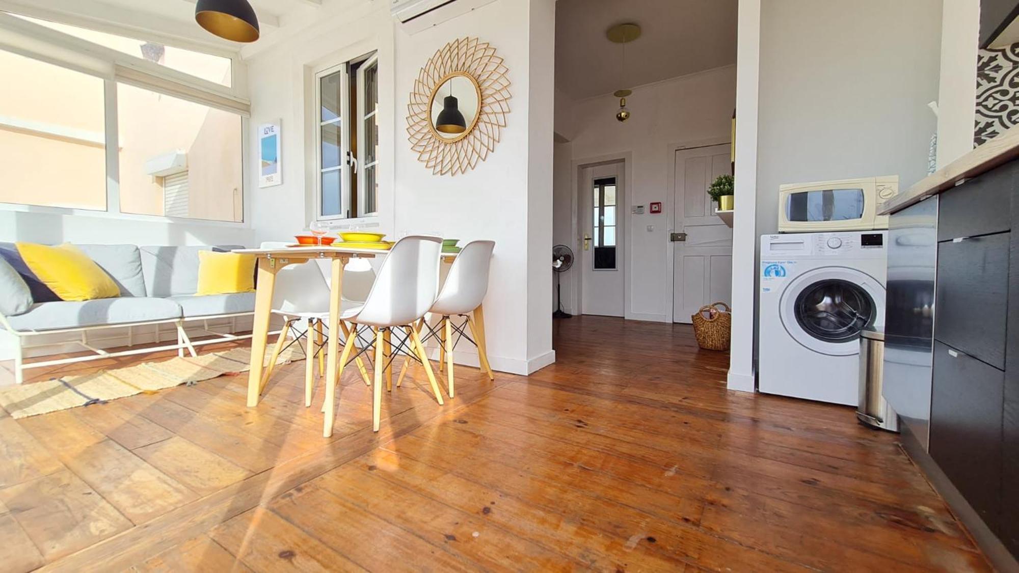 Happy - With A View, Private Terrace & Ac Apartment