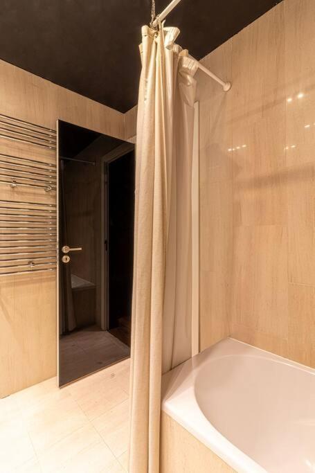 Chiado Deluxe Modern Feel 3 Bedroom Lisbon