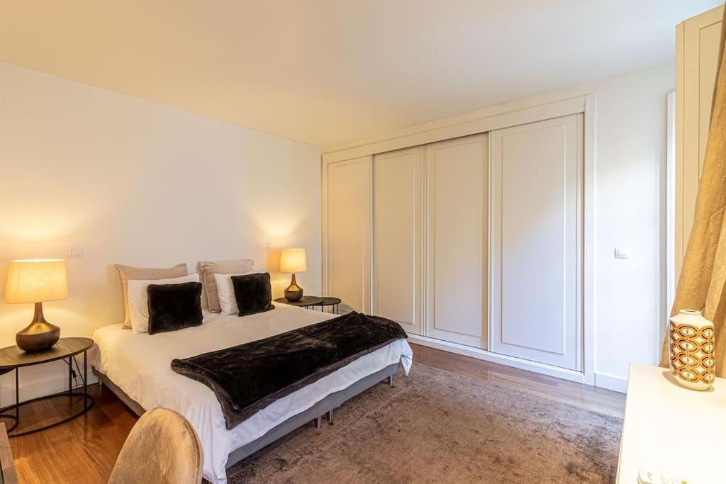 Chiado Deluxe Modern Feel 3 Bedroom Apartment Lisbon