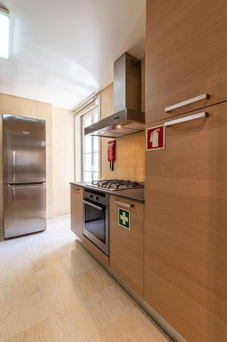 Chiado Deluxe Modern Feel 3 Bedroom Apartment Lisbon