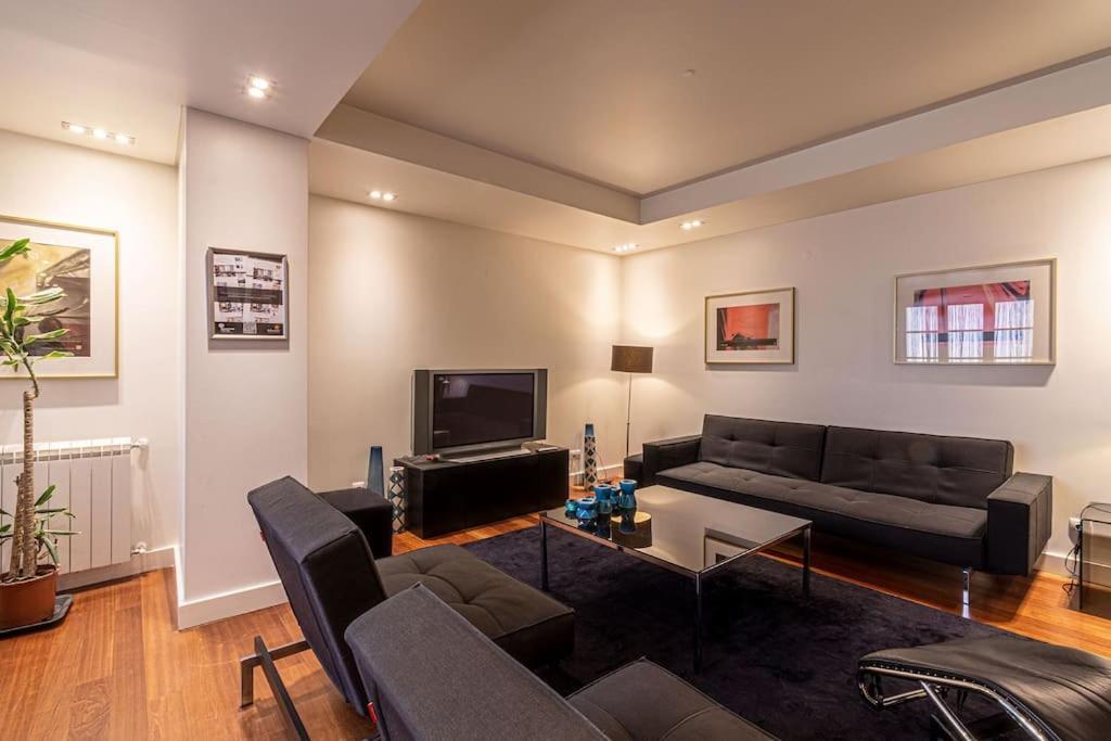 Chiado Deluxe Modern Feel 3 Bedroom Apartment Lisbon