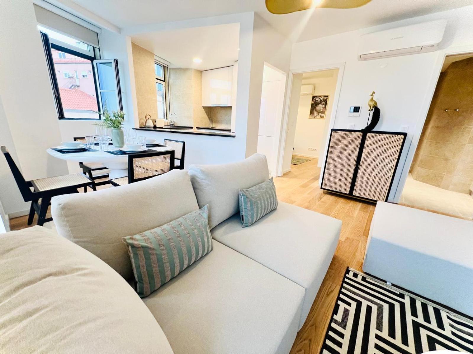 Pink House Beautiful 2 Bedroom Flat In Center