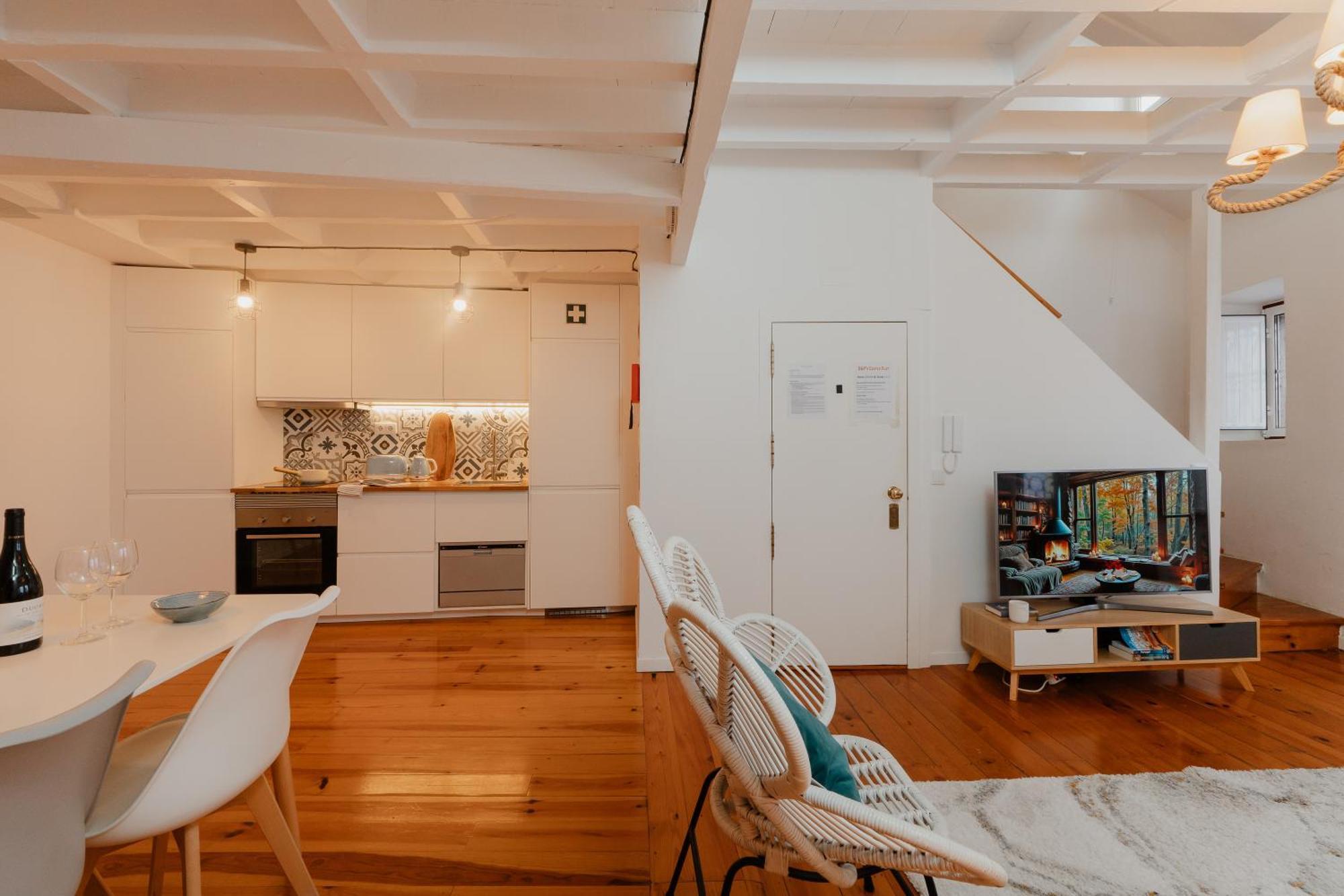 Apartment Stylish Getaway In A Mezzanine Flat By The Castle Lisbon
