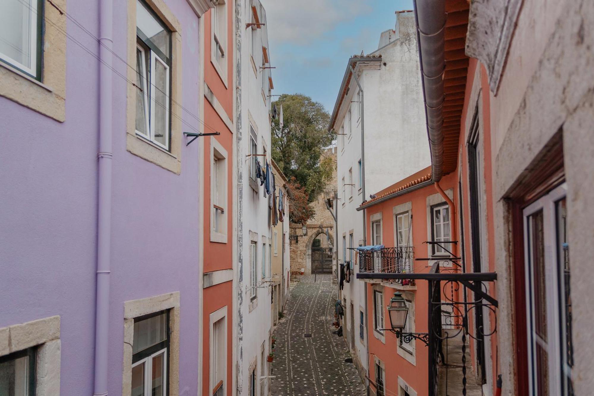 Stylish Getaway In A Mezzanine Flat By The Castle Lisbon