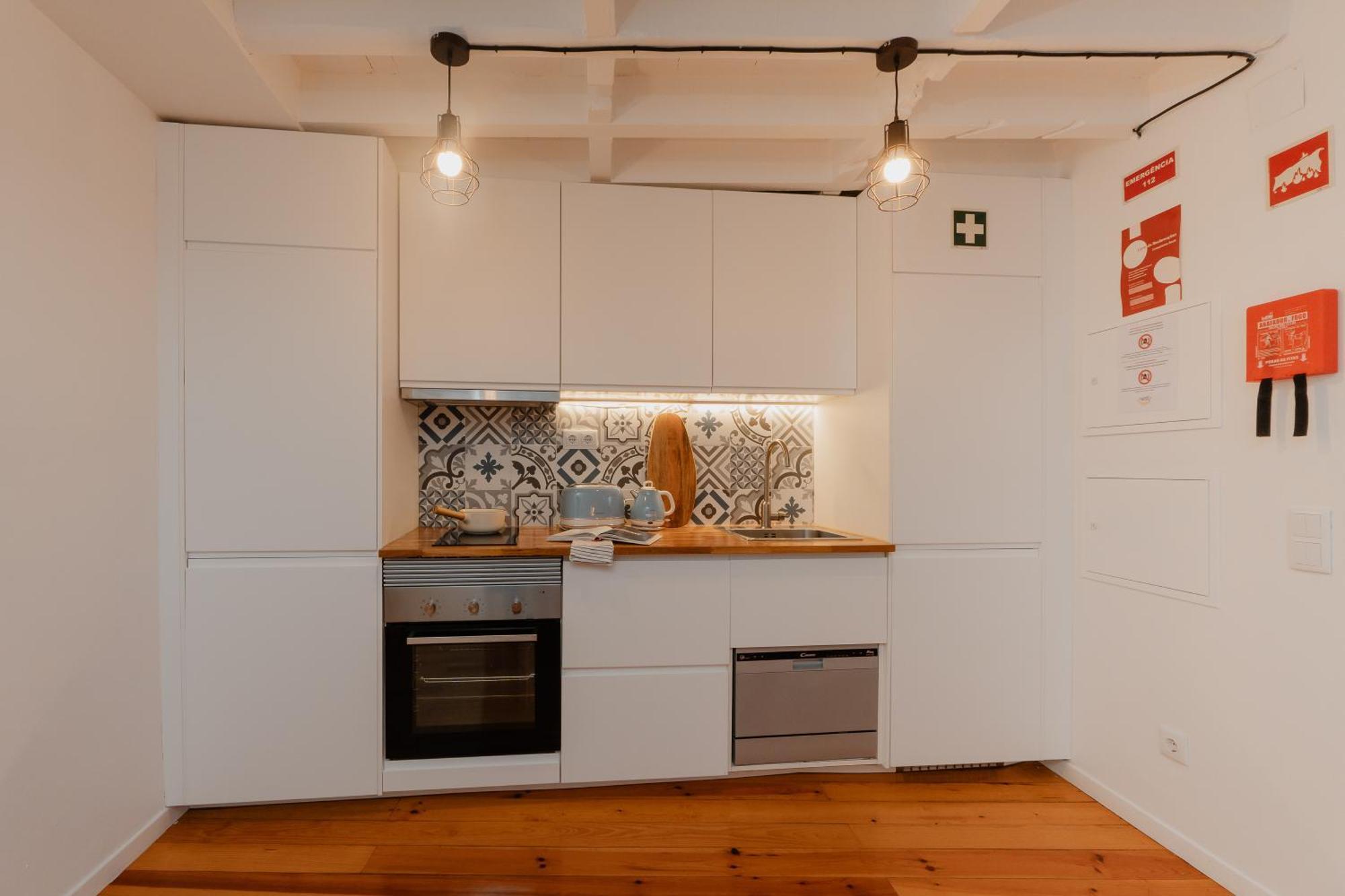 Stylish Getaway In A Mezzanine Flat By The Castle * Lisbon