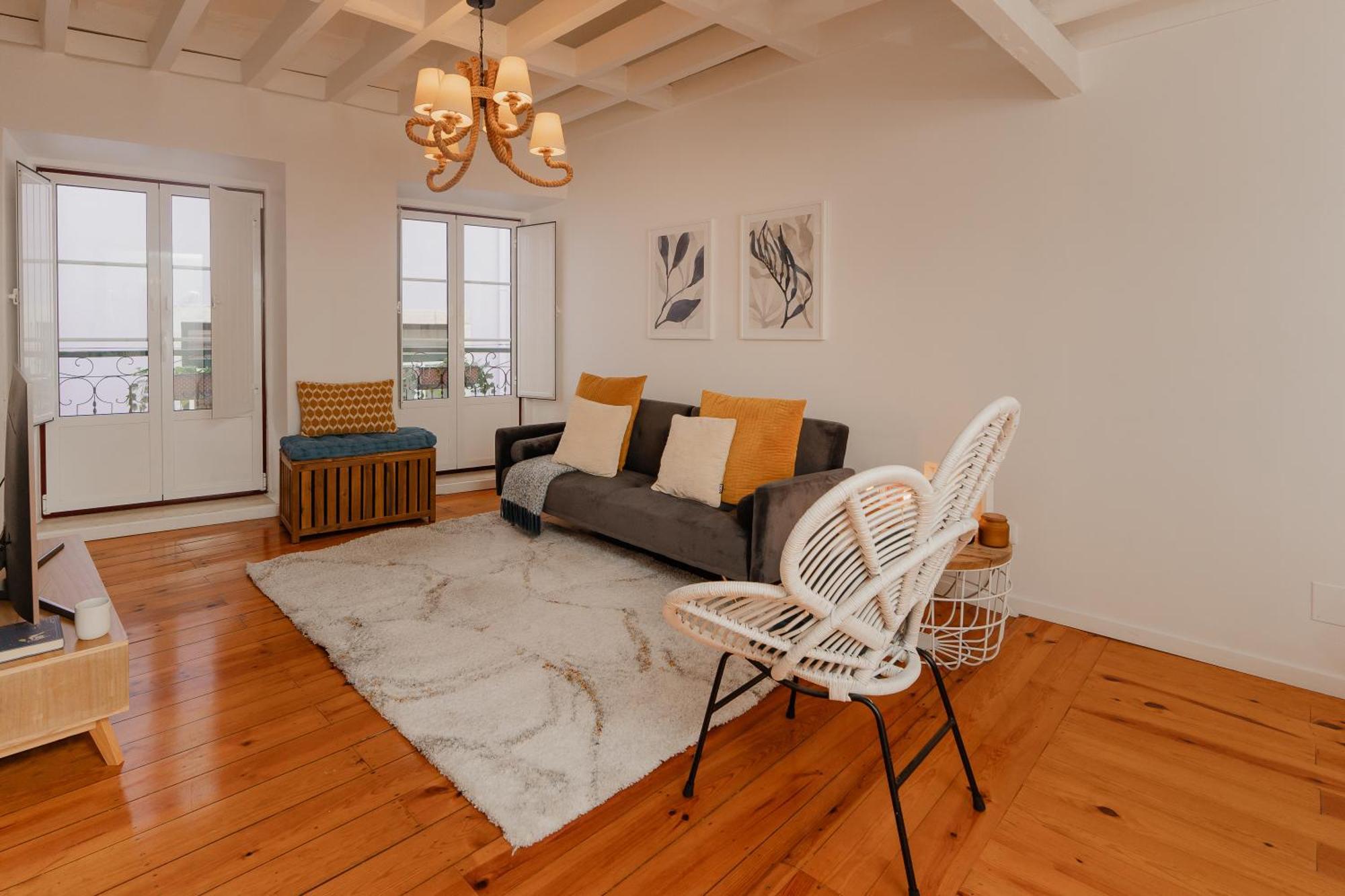 Stylish Getaway In A Mezzanine Flat By The Castle Apartment *